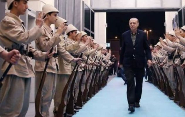 Ο Ερντογάν έντυσε στρατιώτες με στολές του Α΄ Παγκοσμίου και τους έβαλε να χαιρετάνε ισλαμιστικά (εικόνες)